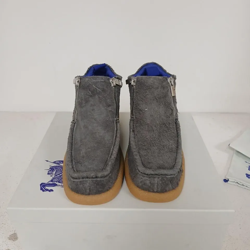 BURBERRY ASH GREY LEATHER SHOE ON RUBBER SOLE, UK 8 (EU 42) WITH BOX & DUST BAGS
