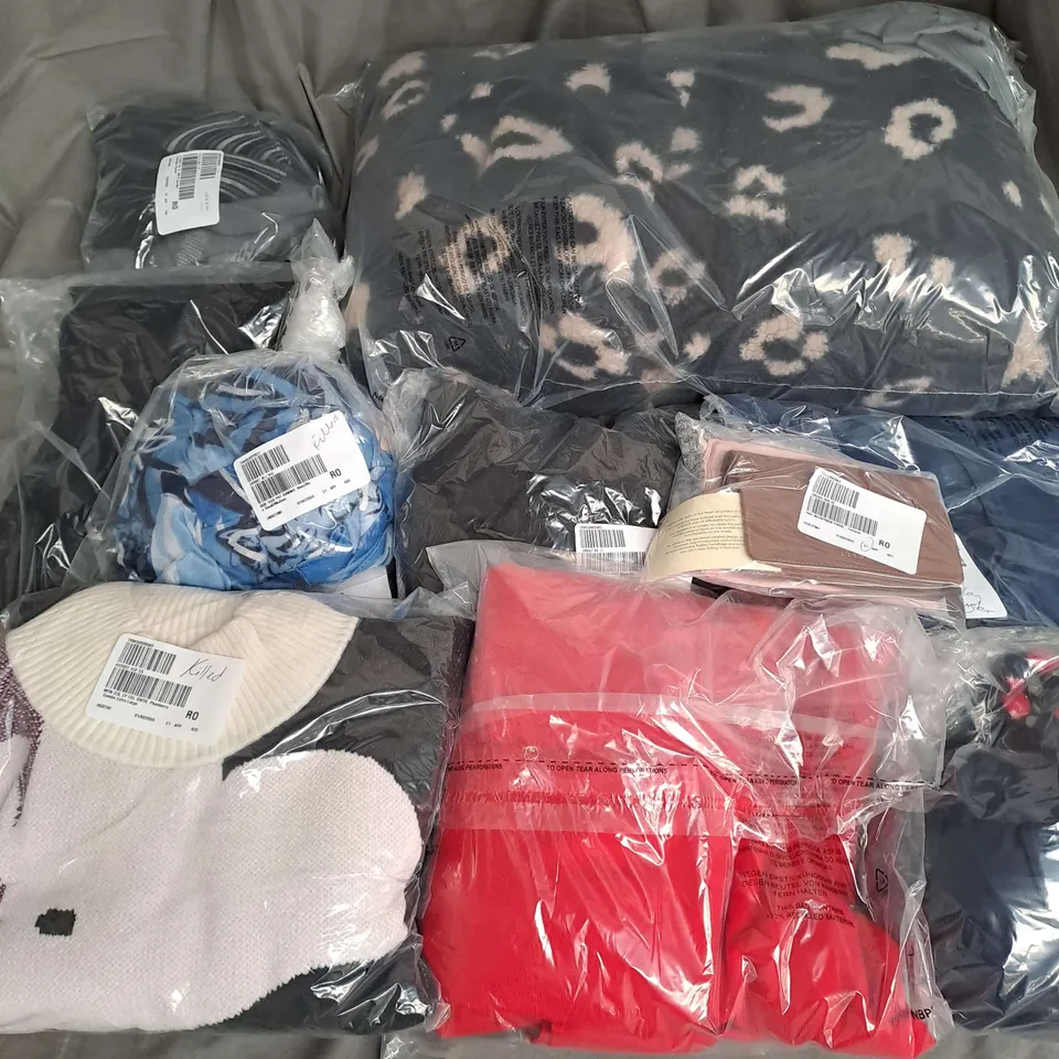 BOX OF APPROX 20 ASSORTED CLOTHING ITEMS TO INCLUDE - PYJAMAS, JUMPER, CARDIGAN ETC