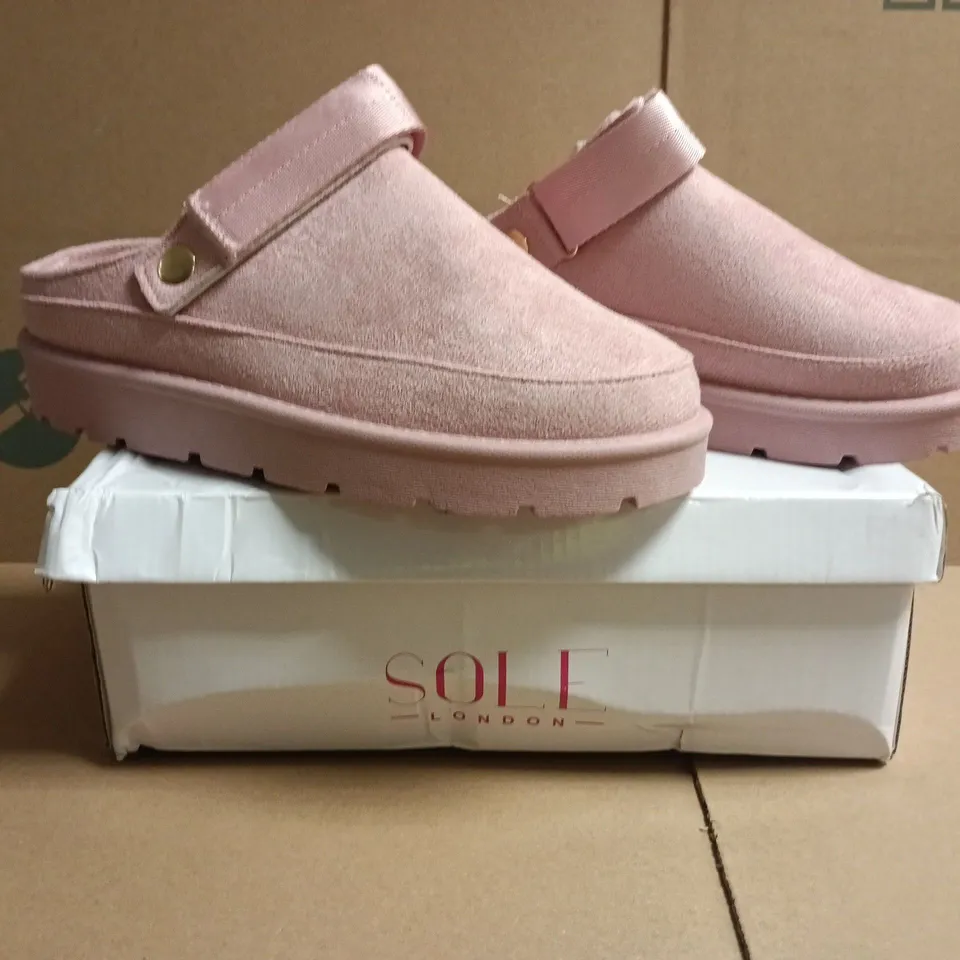 BOXED PAIR OF SOLE LONDON SHOES IN PINK SIZE 6