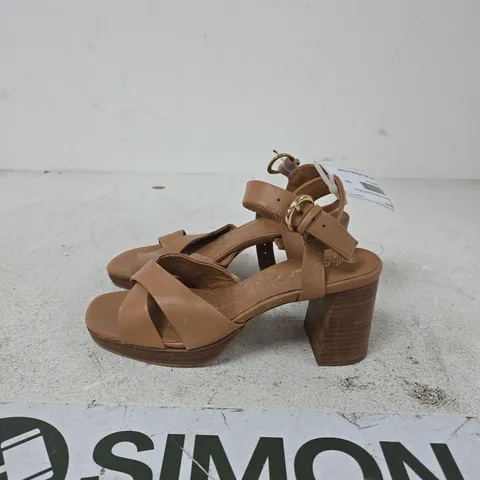 RUTH LANGFORD WOMEN'S TAN CROSS-STRAP BLOCK HEEL SANDALS – EU SIZE 40