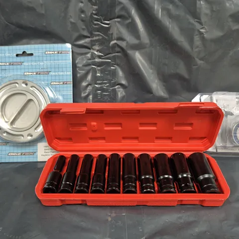 APPROXIMATELY 8 ASSORTED VEHICLE PARTS AND ACCESSORIES TO INCLUDE RACE FUEL FILLER CAP, ETC - COLLECTION ONLY