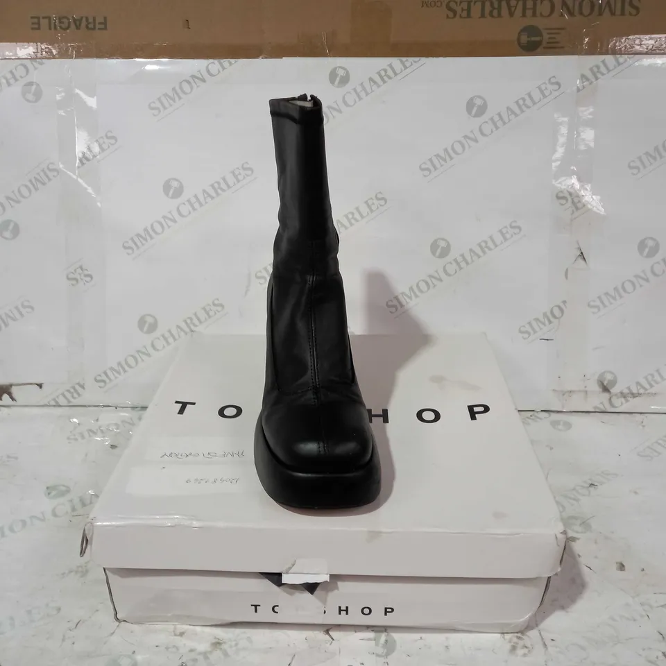 BOXED PAIR OF TOPSHOP PLATFORM HEELED BOOTS IN BLACK EU SIZE 39