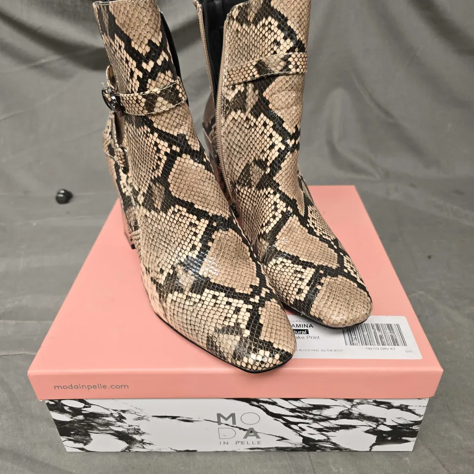BOXED PAIR OF MODA IN PELLE SNAKESKIN EFFECT BOOTS - 7