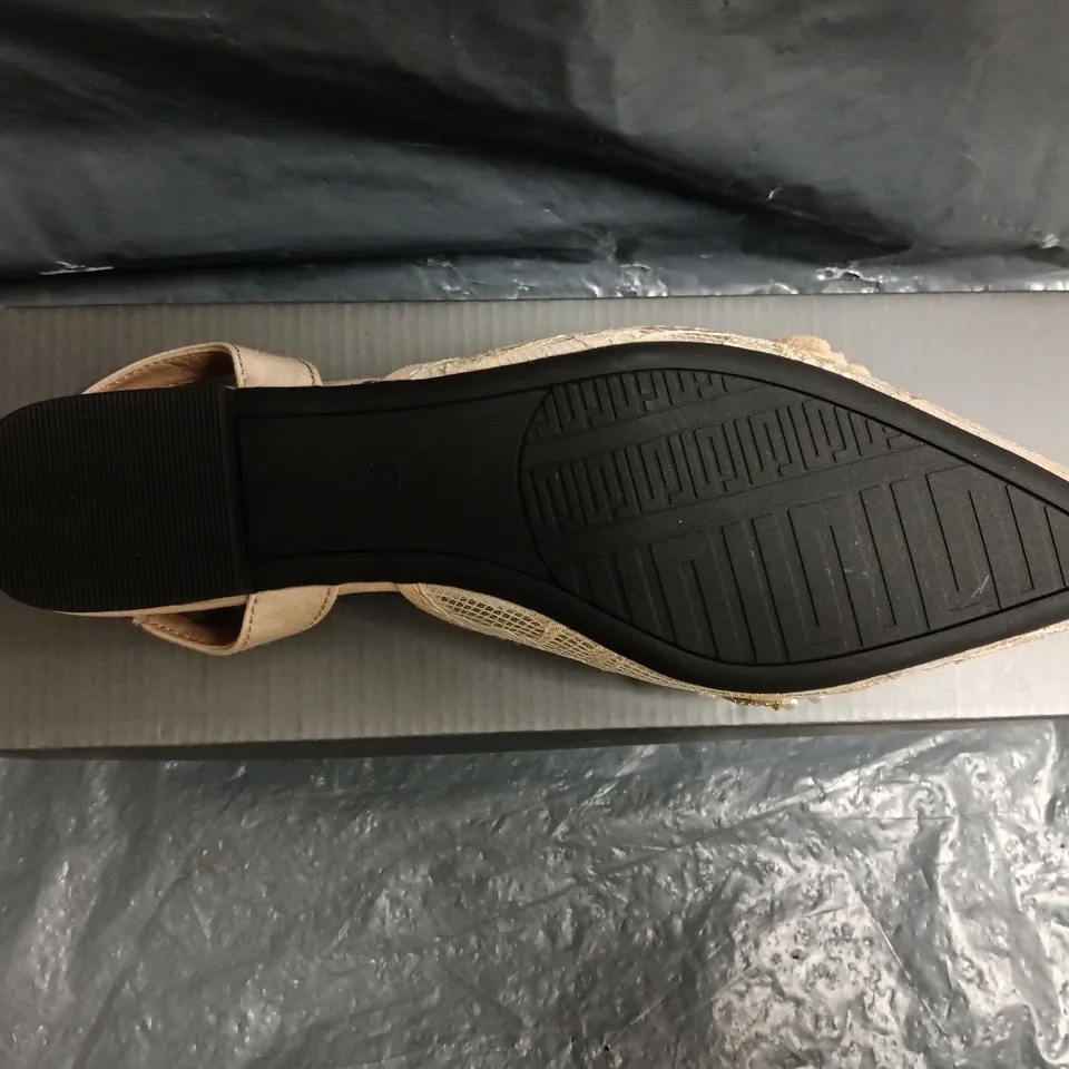 BOXED PAIR OF UNBRANDED POINTED TOE SLINGBACK SHOES IN CHAMPAGNE W. PEARL EFFECT DETAIL SIZE EU 40