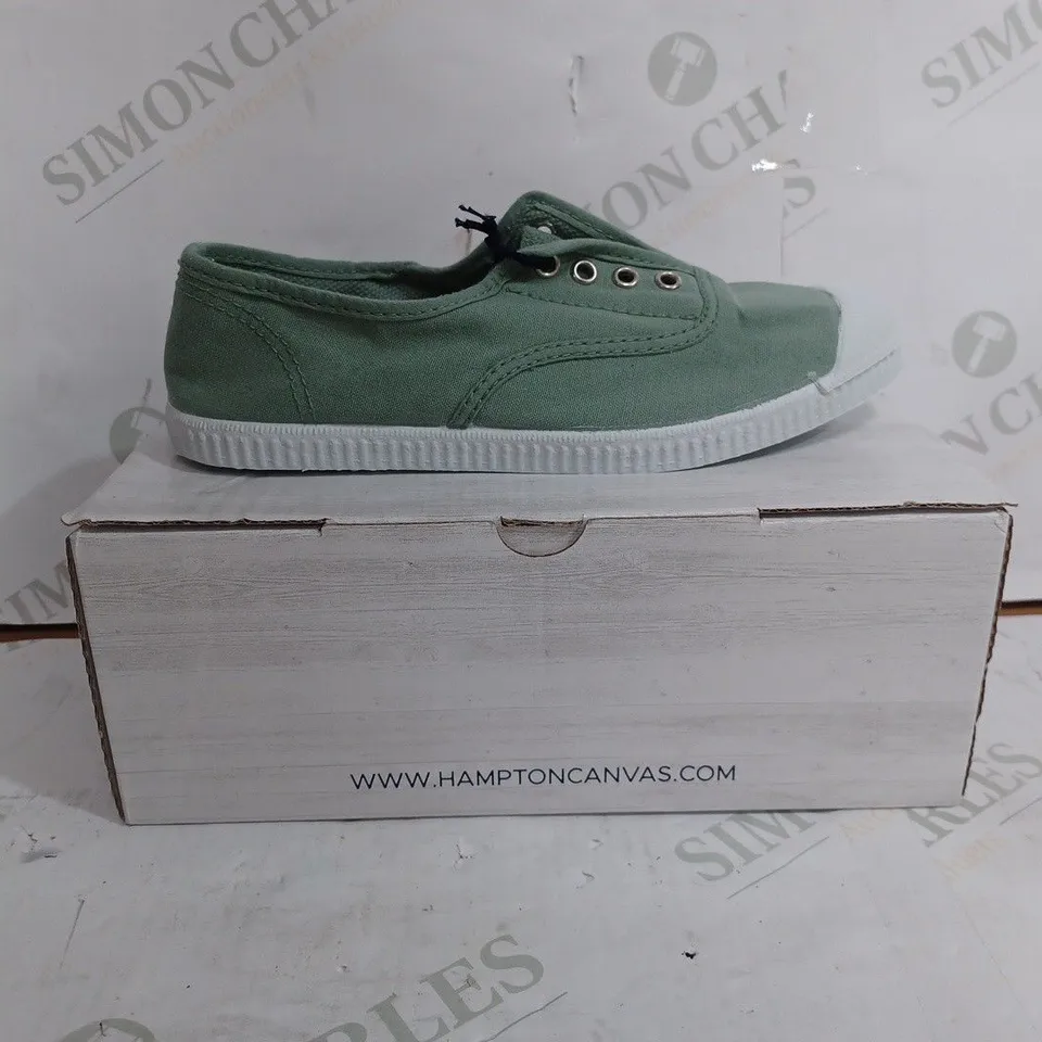 HAMPTON CANVAS PLUM WITH WHITE TOE CAP IN OLIVE - EU 34