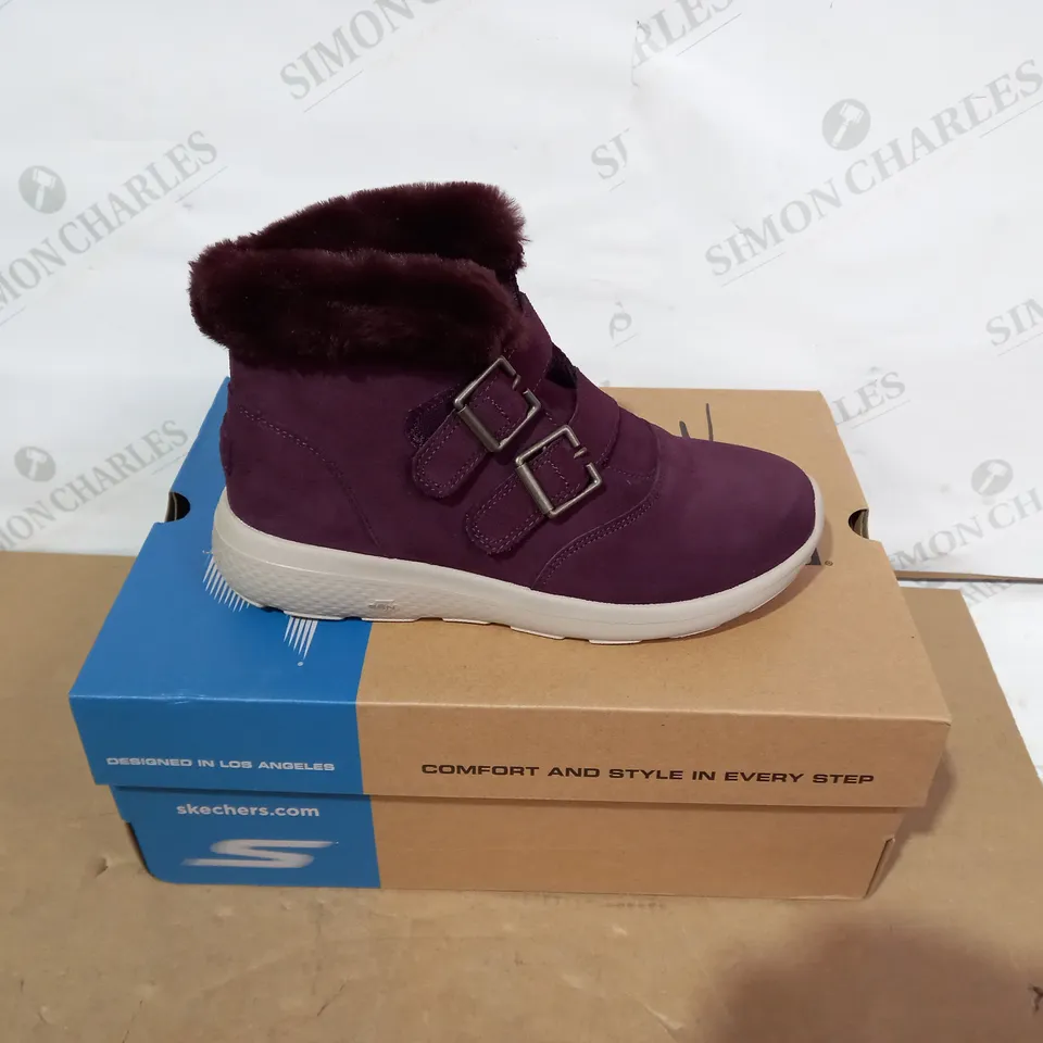 BOXED PAIR OF SKECHERS - SIZE 4.5