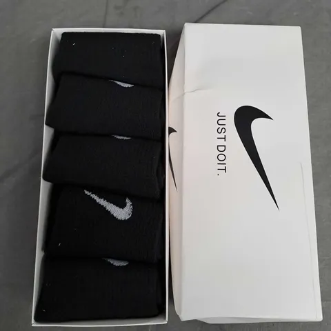 BOXED NIKE SET OF 5 ANKLE SOCKS IN BLACK