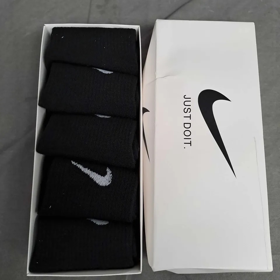 BOXED NIKE SET OF 5 ANKLE SOCKS IN BLACK