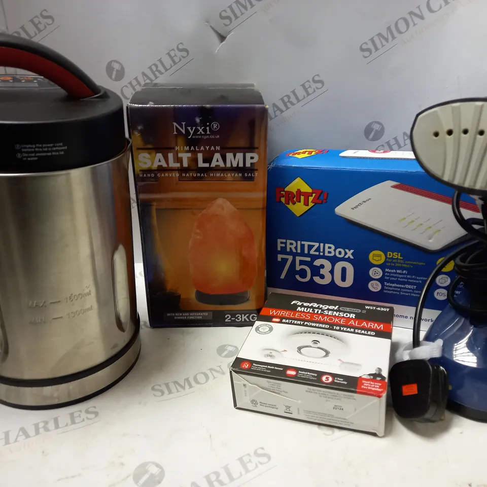 BOX OF APPROX 15 ASSORTED ELECTRICAL ITEMS TO INCLUDE NYXI SALY LAMP, MORPHY RICHARDS SOUP MAKER, GEORGE HOME GARMENT STEAMER, ETC