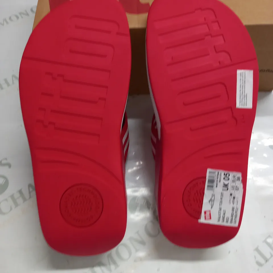 BOXED FIT FLOP WALKSTAR TOE-POST SANDALS IN RED - UK 5
