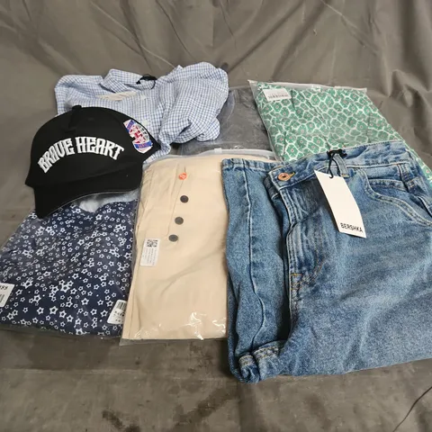 BOX OF APPROXIMATELY 20 ASSORTED CLOTHING ITEMS TO INCLUDE HAT, TOPS, SHORTS, ETC