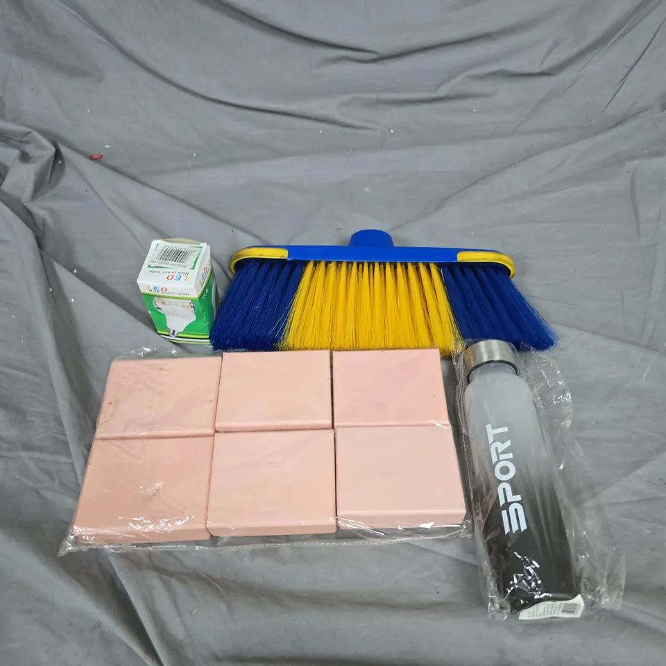 BOX OF APPROXIMATELY 30 HOUSEHOLD ITEMS TO INCLUDE LIGHT BULBS, BRUSH HEAD AND DRINKS BOTTLES