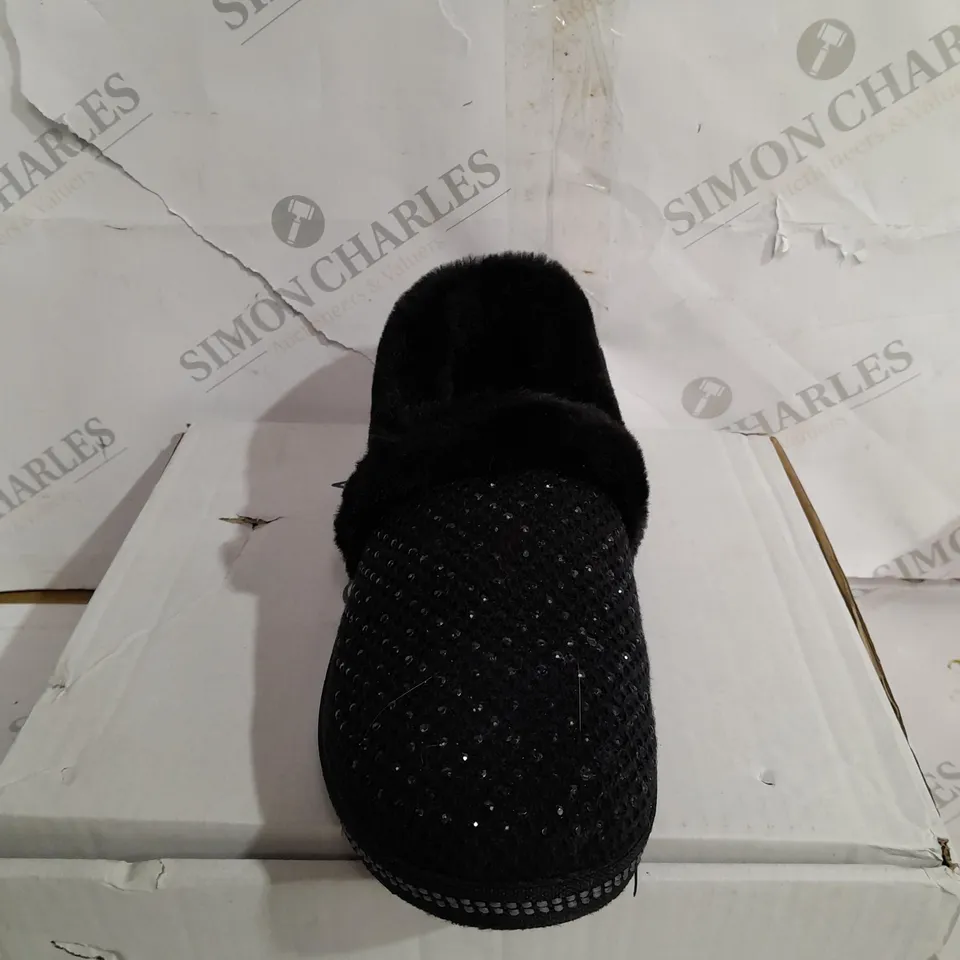 SKECHERS COZY SLIPPER BLACK - SIZE 7