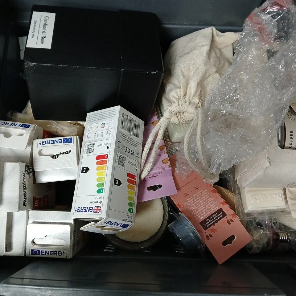 APPROXIMATELY 15 ASSORTED HOUSEHOLD ITEMS TO INCLUDE SCENTED CANDLES, BULBS, WAX MELTS, ETC