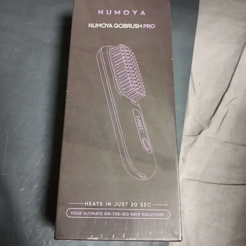 APPROXIMATELY 10 ASSORTED HEALTH AND BEAUTY ITEMS INCLUDING HEATED BRUSH AND DEEP CLEANSING FOOT PADS 