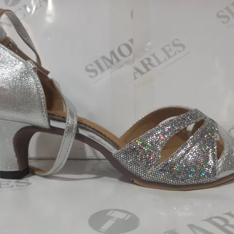BOXED PAIR OF DESIGNER OPEN TOE LOW HEEL SANDALS IN METALLIC SILVER EU SIZE 40