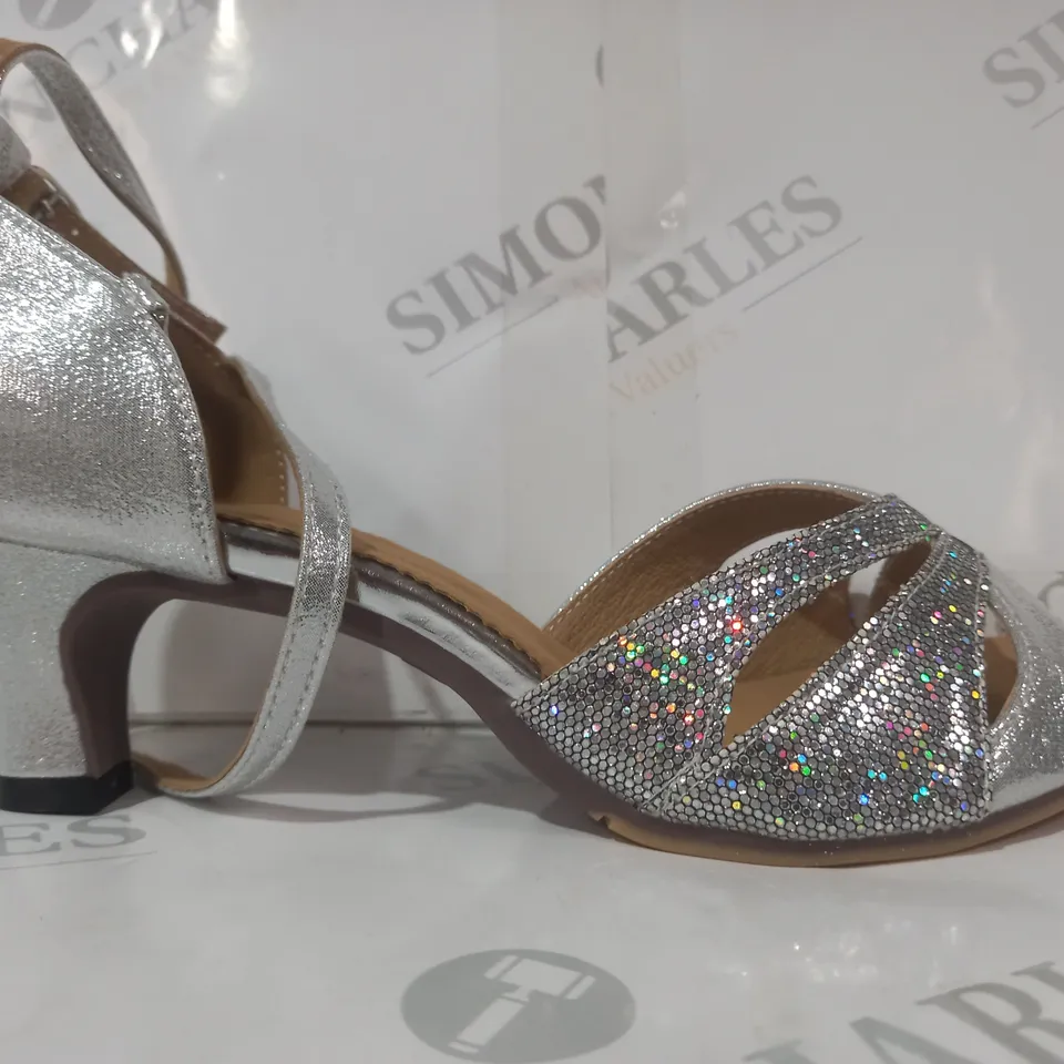 BOXED PAIR OF DESIGNER OPEN TOE LOW HEEL SANDALS IN METALLIC SILVER EU SIZE 40