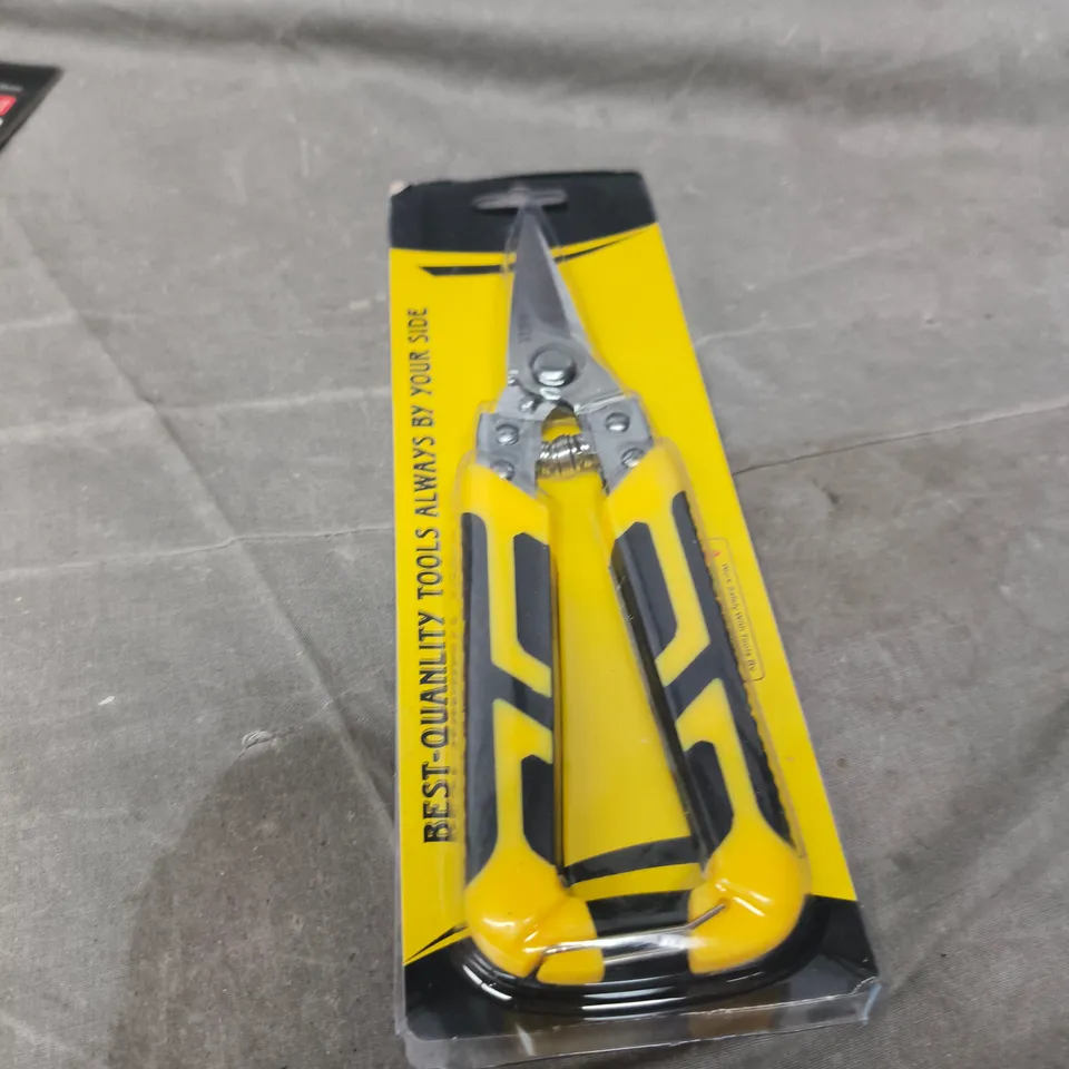 APPROXIMATELY 12 ASSORTED HOUSEHOLD ITEMS INCLUDING SCISSORS , RIDGID COPPER TUBING CUTTER AND KIMURA PRUNING SAW