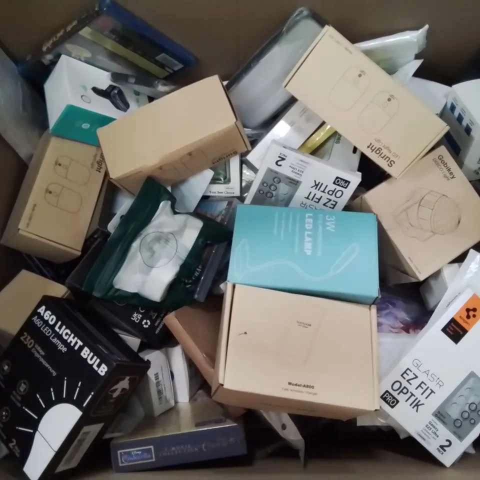 BOX CONTAINING LARGE AMOUNT OF BOXED ELECTRICAL ITEMS TO INCLUDE: IN CAR PHONE CHARGERS, PC MOUSE, LIGHT BULBS ETC.