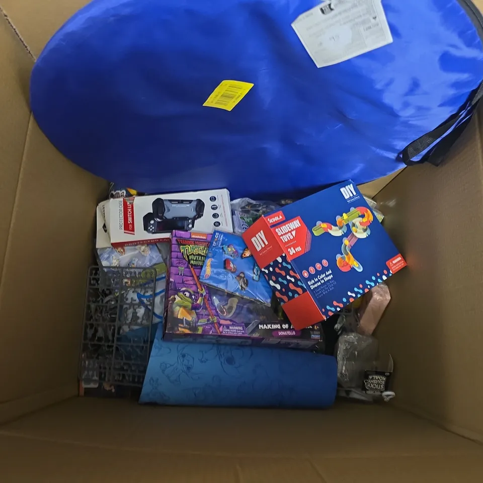 APPROXIMATELY 15 ASSORTED TOYS, GAMES, GIFTS AND NOVELTIES TO INCLUDE TMNT MAKING OF NINJA DONATELLO, SEDOLA SLIDEAWAY TOYS, SWITCH CASE, ETC - COLLECTION ONLY
