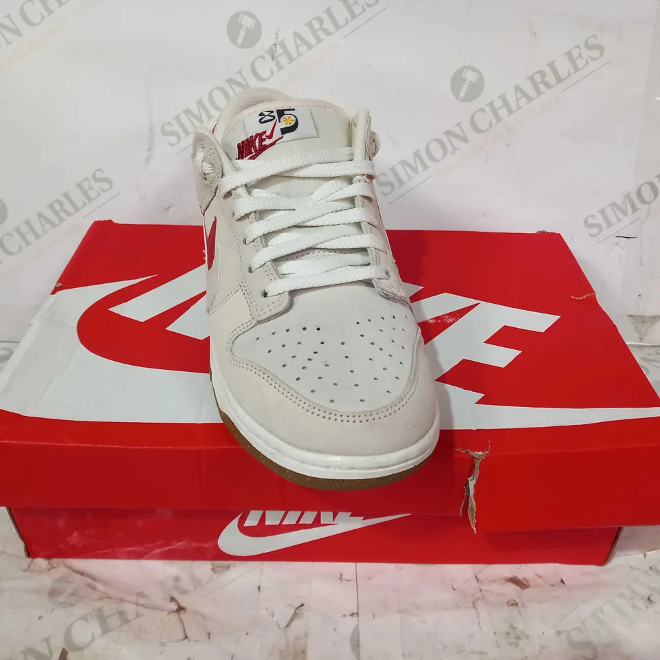 BOXED PAIR OF NIKE DUNK LOW SE SHOES IN OFF WHITE/RED UK SIZE 7