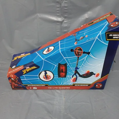 BOXED SPIDERMAN TRI-LITE SCOOTER