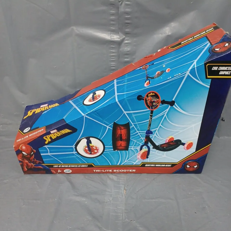 BOXED SPIDERMAN TRI-LITE SCOOTER 