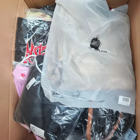 LARGE BOX OF APPROXIMATELY 25 ASSORTED CLOTHING ITEMS IN VARIOUS COLOURS, STYLES AND SIZES - COLLECTION ONLY