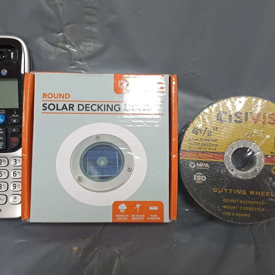 APPROXIMATELY 10 ASSORTED HOUSEHOLD ITEMS TO INCLUDE CUTTING WHEELS, SOLAR DECKING LIGHT, ETC