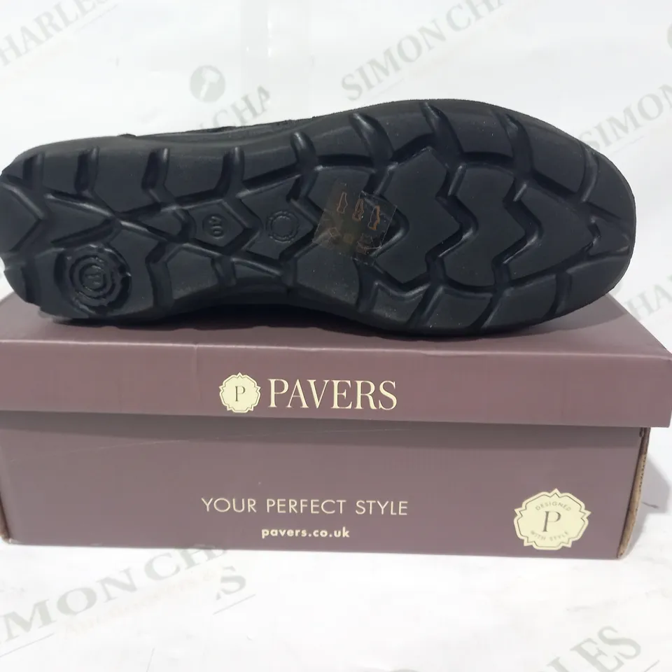 BOXED PAIR OF PAVERS MEMORY FOAM SHOES IN BLACK EU SIZE 40