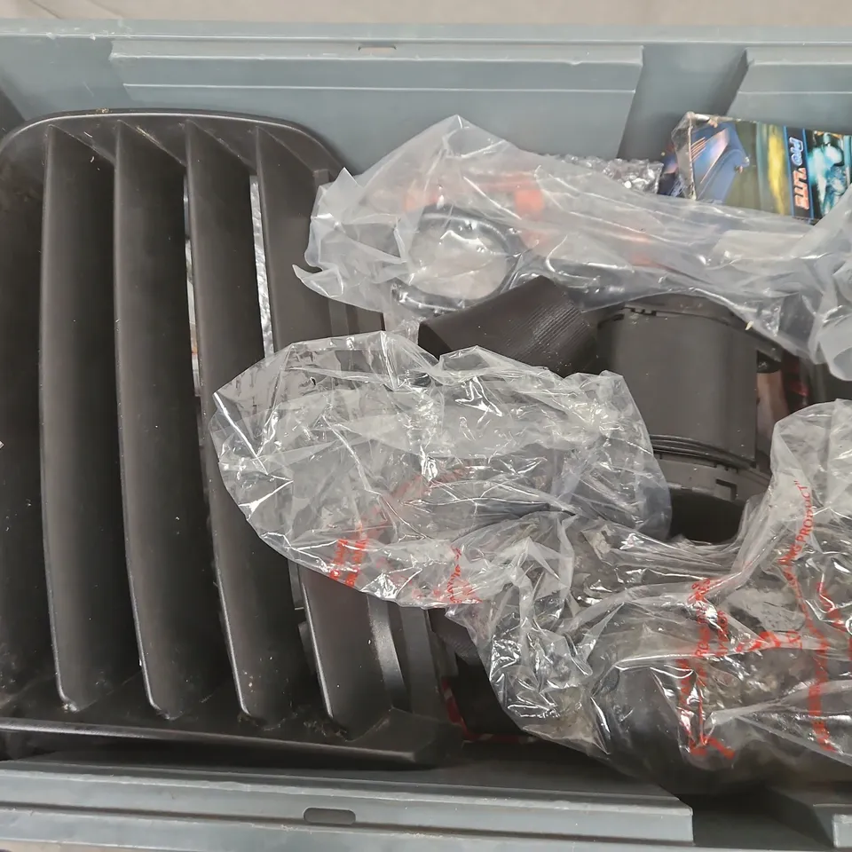 APPROXIMATELY 8 ASSORTED VEHICLE PARTS & ACCESSORIES TO INCLUDE DRIVING RECORDER, BSD CHAIN, ADJUSTABLE WRENCH, ETC