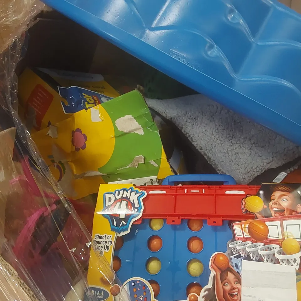 PALLET CONTAINING A VERY LARGE QUANTITY OF ASSORTED CHILDREN'S TOYS INCLUDING: SAND PIT, SOFT TOYS, DUNK 4 GAME ECT