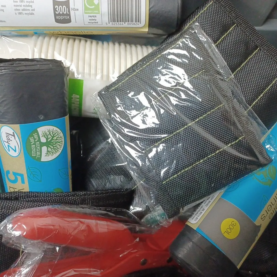 BOX OF APPROXIMATELY 15 ASSORTED ITEMS TO INCLUDE - BIRTHDAY BOY BADGE , 5 WHEELIE BIN LINERS , HOT & FRESH PAPER CUPS ETC