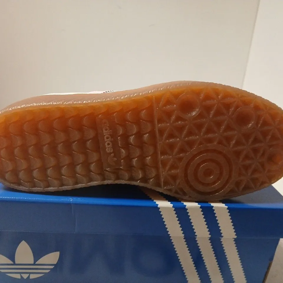 BOXED PAIR OF ADIDAS SAMBA J TRAINERS – WHITE/PINK, GUM SOLE, UK 5