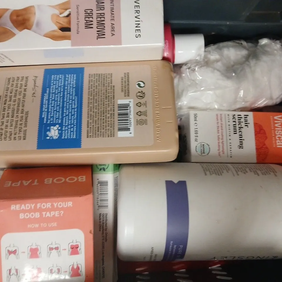 APPROXIMATELY 12 ASSORTED COSMETIC ITEMS INCLUDING VARIOUS MAKES AND BRANDS - COLLECTION ONLY