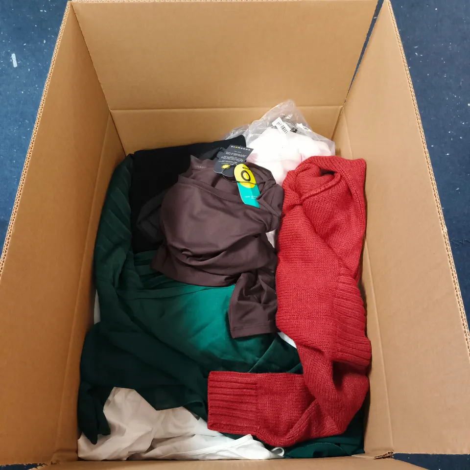 BOX OF APPROXIMATELY 25 ASSORTED CLOTHING ITEMS TO INCLUDE M&S ETC