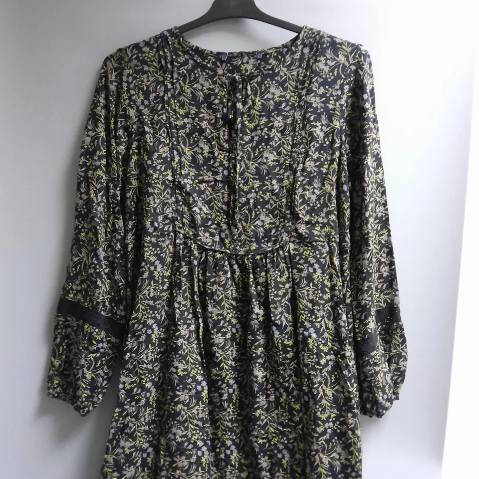 APPROXIMATELY 8 ASSORTED WOMEN'S CLOTHING TO INCLUDE DRESSES AND JUMPSUIT 
