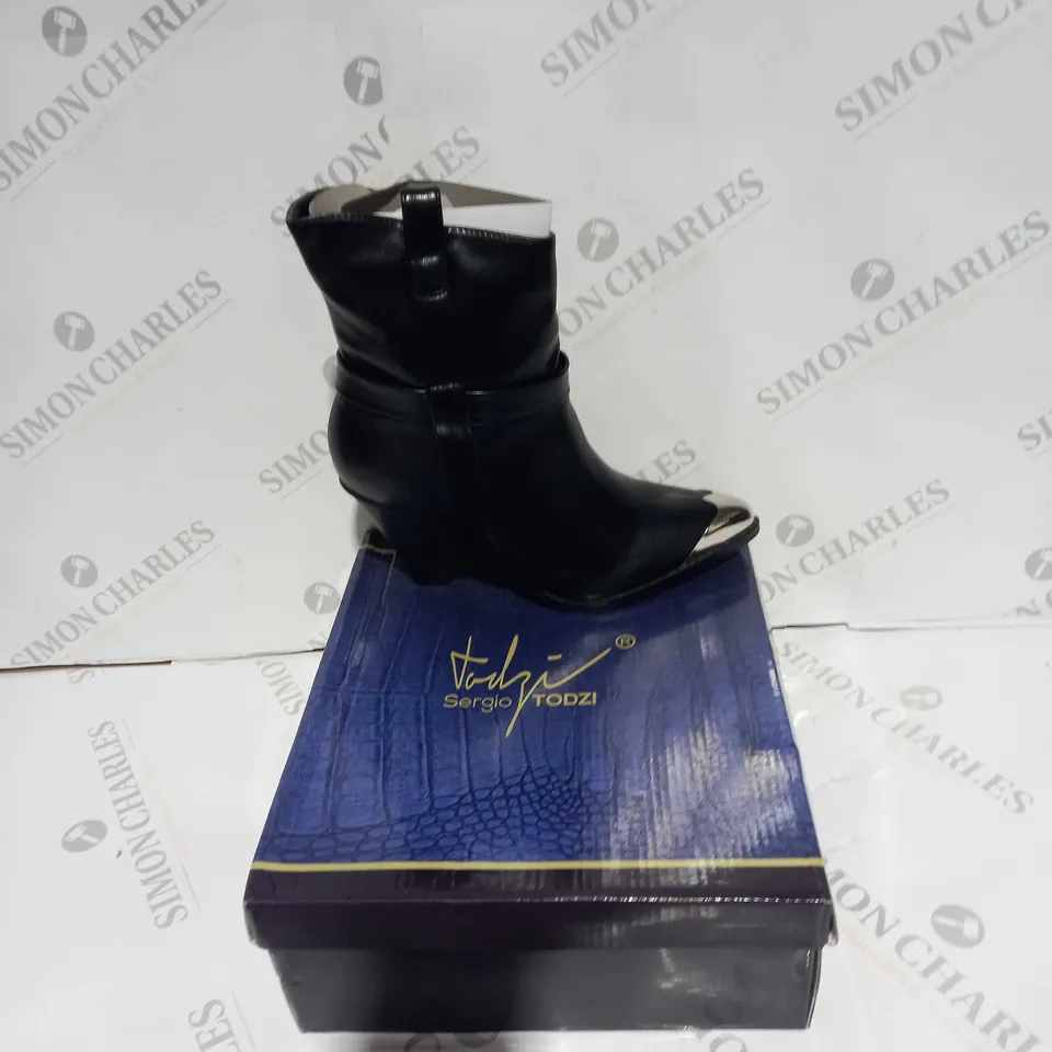 BOXED PAIR OF SERGIO METALLIC DETAIL COWBOY BOOTS SIZE 5