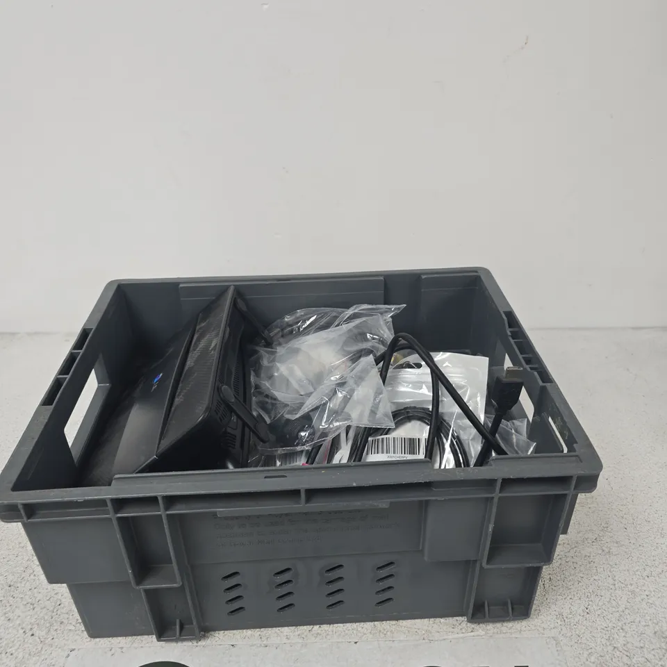APPROXIMATELY 25 ASSORTED ITEMS INCLUDING A BT HUB WIRELESS, A HDMI CABLE AND ALITEQ SMA MALE TO SMA FEMALE HQ CABLE