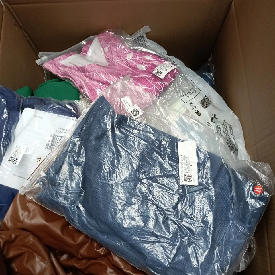 BOX OF APPROXIMATELY 25 ASSORTED CLOTHING ITEMS OF VARIOUS SIZES AND STYLES