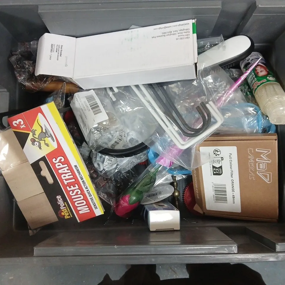 APPROXIMATELY 15 ASSORTED HOUSEHOLD PRODUCTS TO INCLUDE SMART ELECTRONIC RODENT REPELLER, MUSTARD YELLOW FABRIC PAINT, MOUSE TRAPS ETC