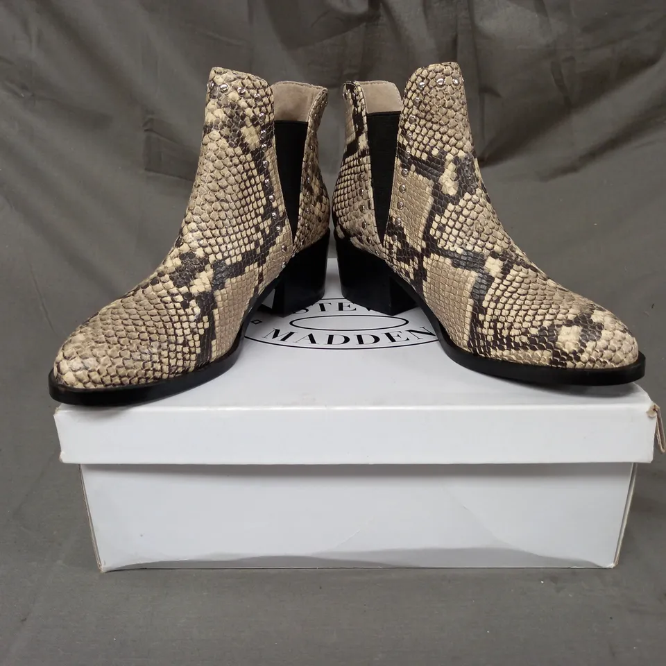 BOXED PAIR OF STEVE MADDEN CADE LEATHER ANKLE BOOTS IN BEIGE EU SIZE 36