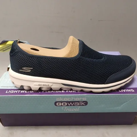 BOXED PAIR OF SKECHERS GO WALK TRAVEL SHOES - UK SIZE 7