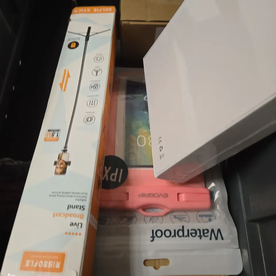 APPROXIMATELY 8 ASSORTED ELECTRICAL PRODUCTS TO INCLUDE SELFIE STICK, PROTECTIVE ARMBAND, SMARTPHONE CASE ETC