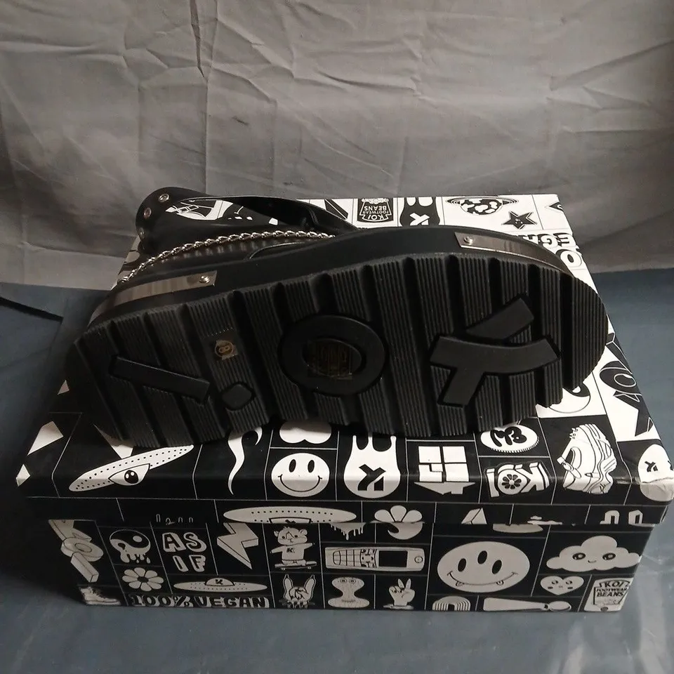 KOI BORIN BLACK LEATHER COMBAT BOOTS WITH CHROME TOE CAPS AND CHAIN EMBELLISHMENT, BLACK UK 8