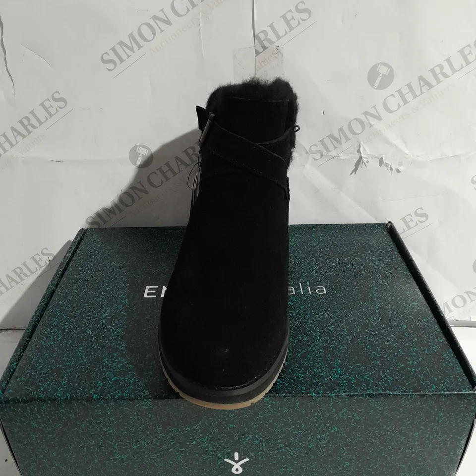 BOXED PAIR OF EMU AUSTRALIA MERAK SUEDE BOOTS IN BLACK SIZE 5