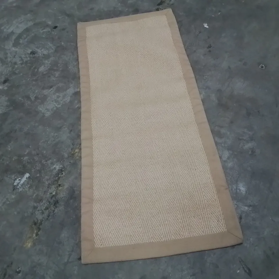 QUALITY DESIGNER AREA RUG - APPROXIMATELY 140X60CM