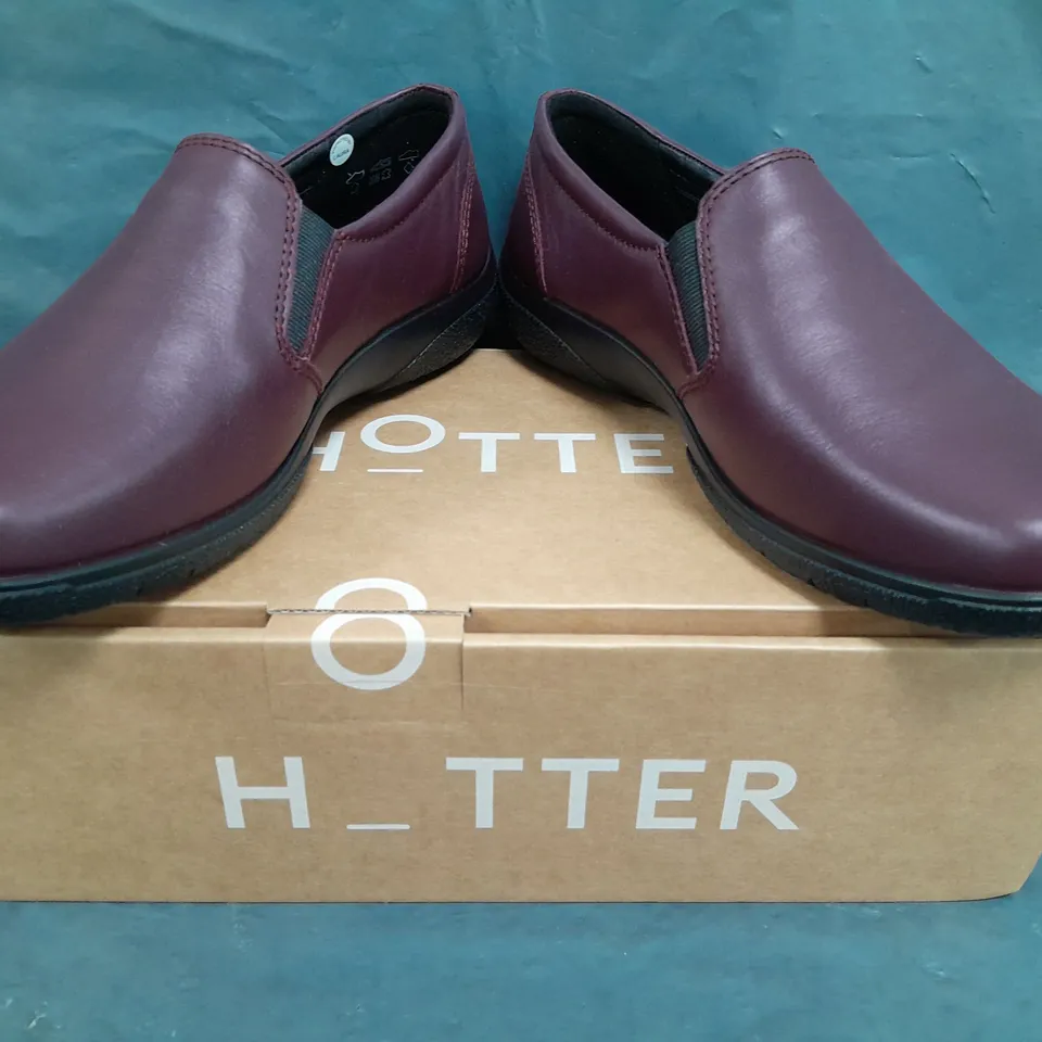 BOXED PAIR OF HOTTER GLOVE II EXTRA WIDE SHOES IN BURGUNDY SIZE UK 6.5