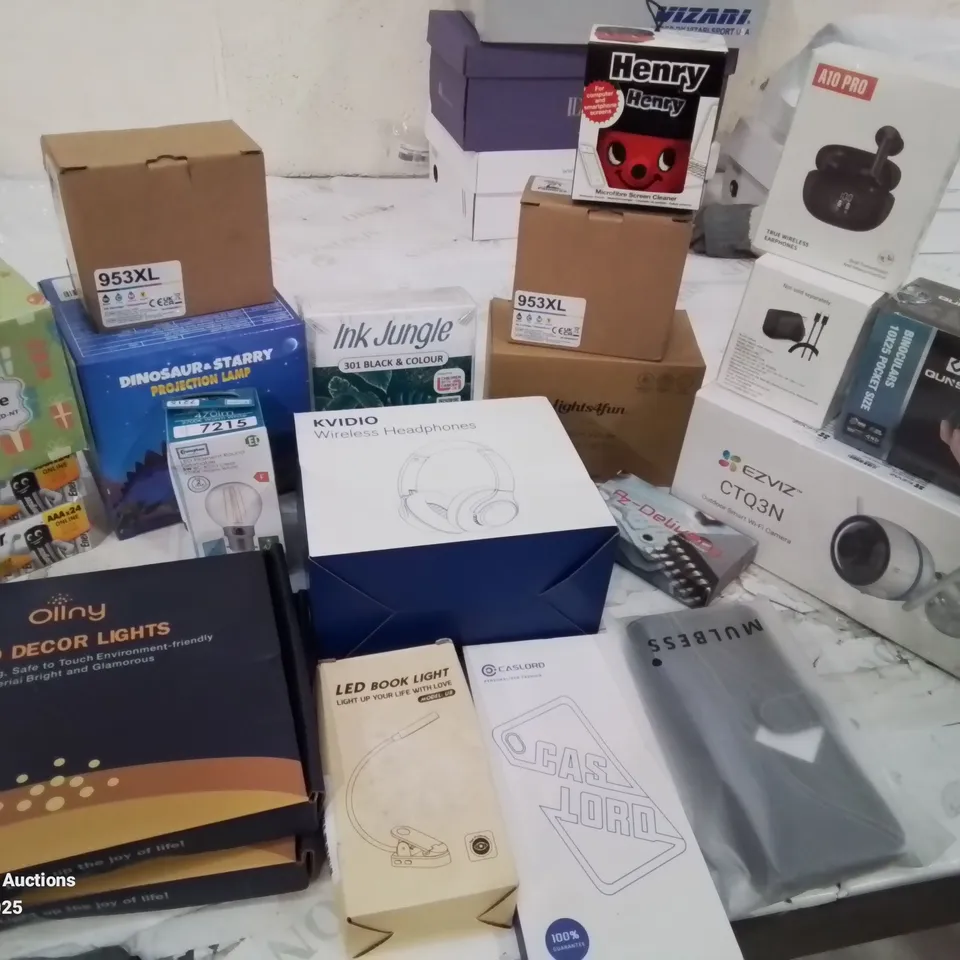 BOX CONTAINING LARGE NUMBER OF BOXED ELECTRONIC GOODS TO INCLUDE: OUTDOOR SMART CAMERA, HEADPHONES, LIGHT BULBS, BATTERIES, INK CARTRIDGES AND LOTS MORE.