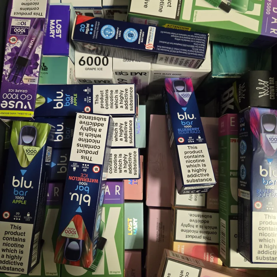 APPROXIMATELY 20 ASSORTED E-CIGARETTE & VAPING ITEMS IN VARIOUS BRANDS 